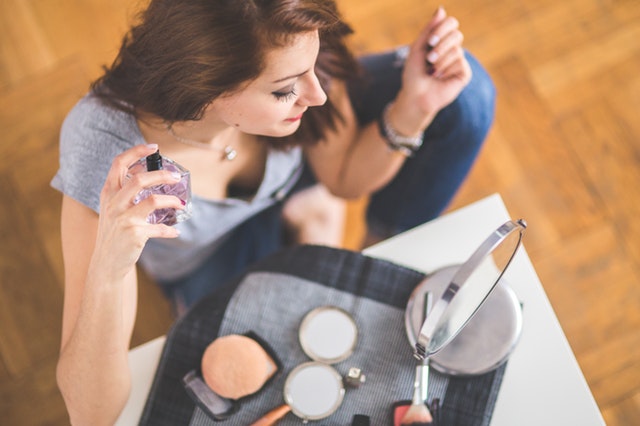 closeup-of-a-young-woman-applying-perfume-6404